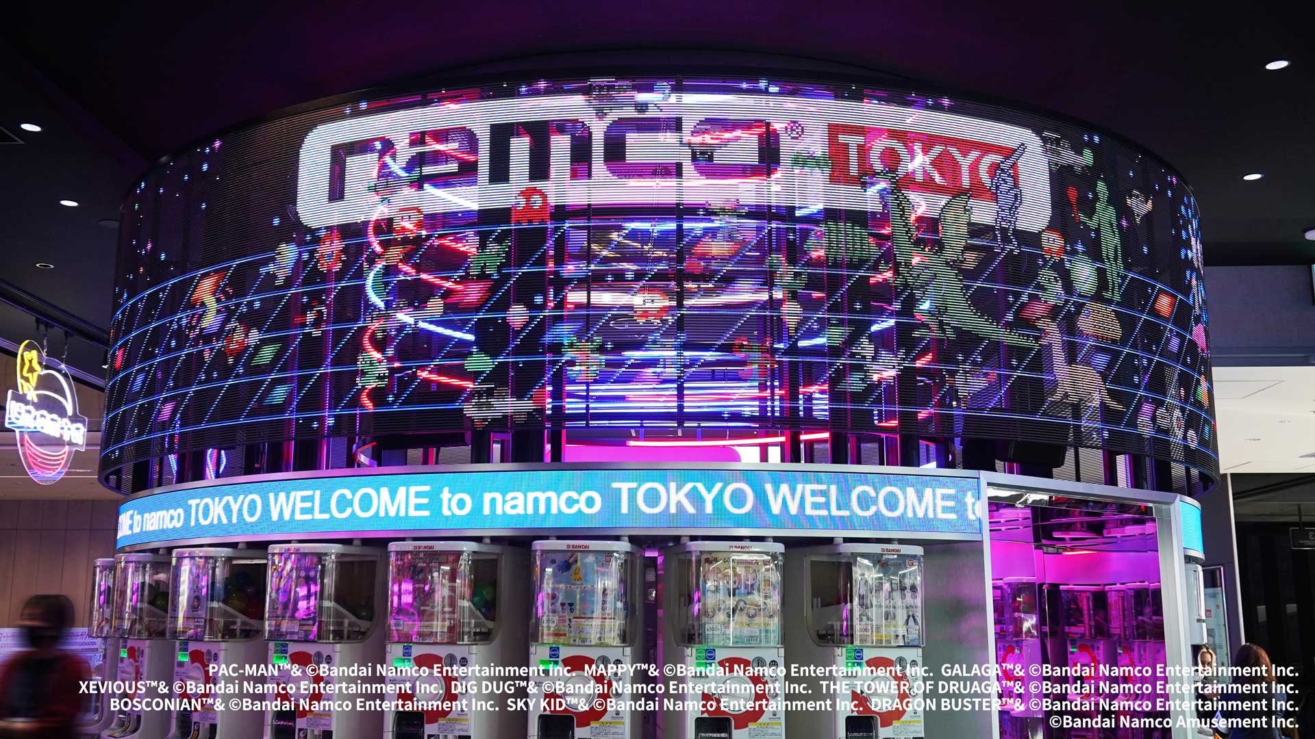 アミューズメントコンプレックス「namco TOKYO」が本日4月14日(金)にグランドオープン。P.I.C.S. TECHがエントランスの映像演出を担当。